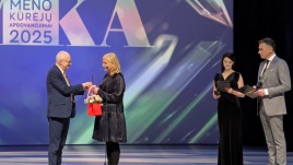 NŽKA pirmininkas Audrys Antanaitis įteikia NŽKA „Žurnalisto-kūrėjo“ apdovanojimą žurnalistei Violetai Baublienei Lilijos Valatkienės nuotrauka NŽKA pirmininkas Audrys Antanaitis įteikia NŽKA „Žurnalisto-kūrėjo“ apdovanojimą žurnalistei Violetai Baublienei Lilijos Valatkienės nuotrauka